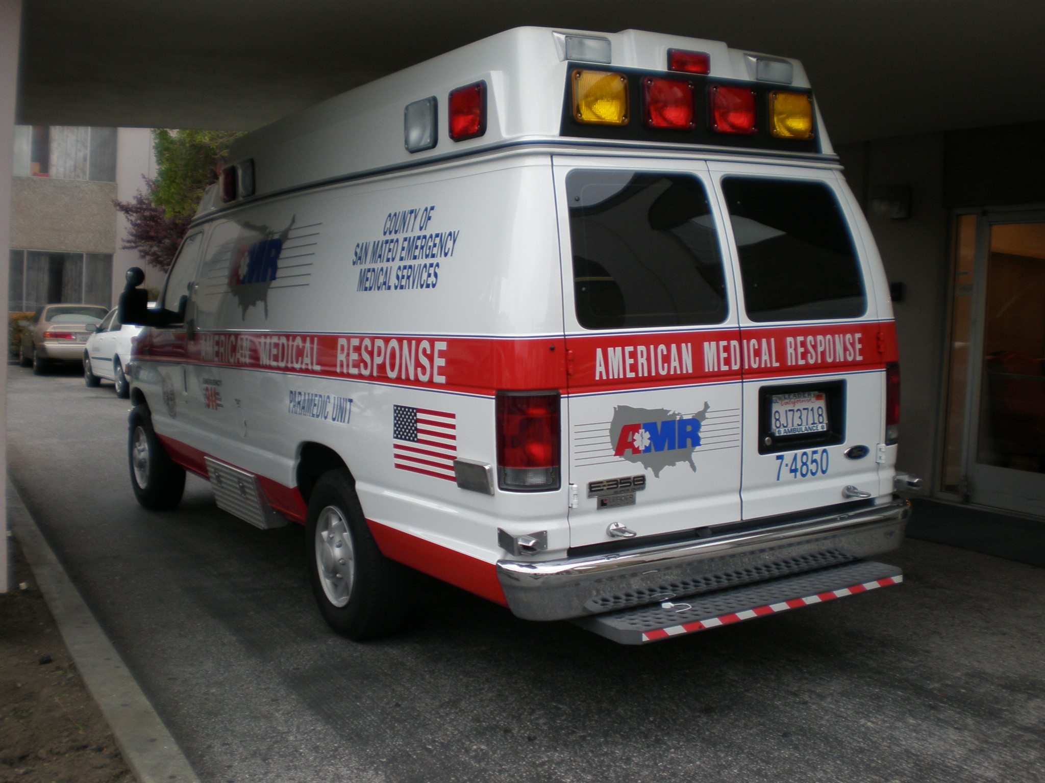American_Medical_Response_San_Mateo_County_Ford_E-350_ambulance_side_rear.JPG